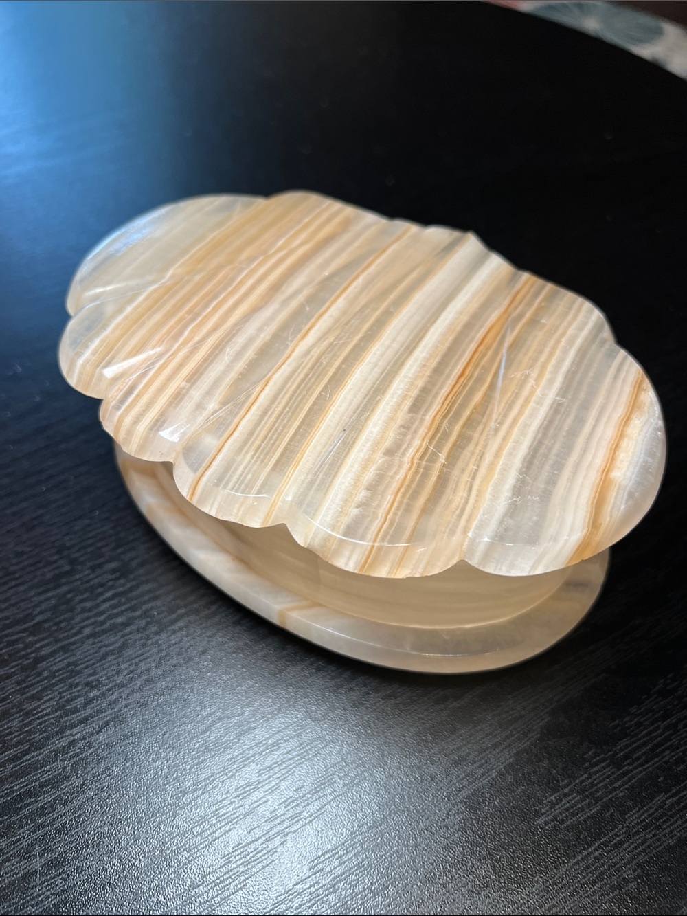 Vintage Clam Shell Shaped Onyx Alabaster Marble Trinket Jewelry Box Hinged Lid